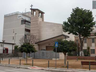 Arriviamo cos� al civico 13 di via Martin Lutero, dove si erge dal 1961 la parrocchia del rione dedicata alla Santa Famiglia, preceduta da una piazzetta puntellata da alberi e panchine